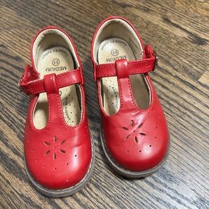 Size 8.5 girls t strap shoes. Great condition